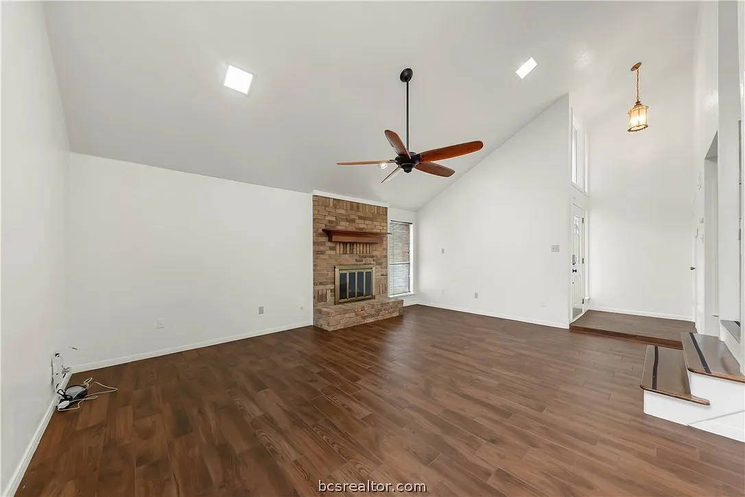 Building Photo - 9216 Shadowcrest Dr