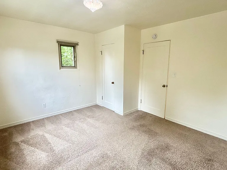 N0131 - Claremont Apartments — Photo 19