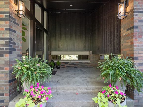 2nd image of 101 Springhouse Ln