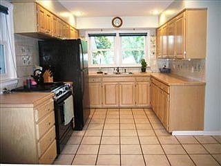 3rd image of 136 Oakland Pl