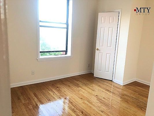3rd image of 2808 Crescent St APT 12
