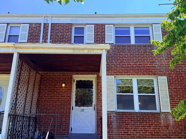 237 Linden Ave — Photo 2