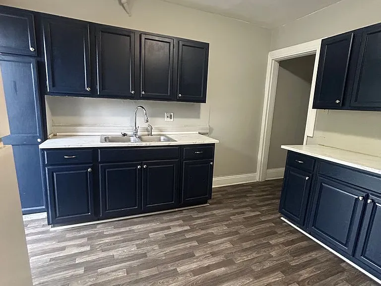 654 W King St — Photo 5