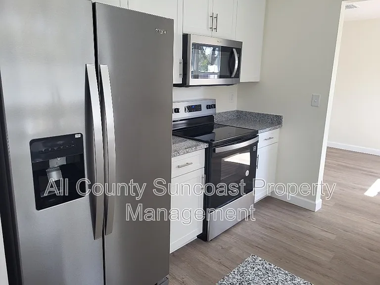 648 16th Ln — Photo 5