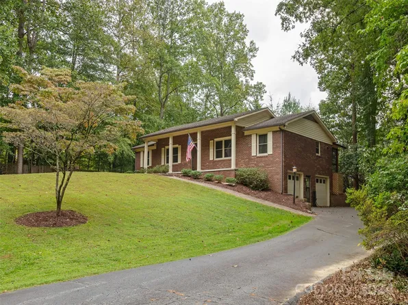 204 Ginseng Ln, Hendersonville, NC 28791