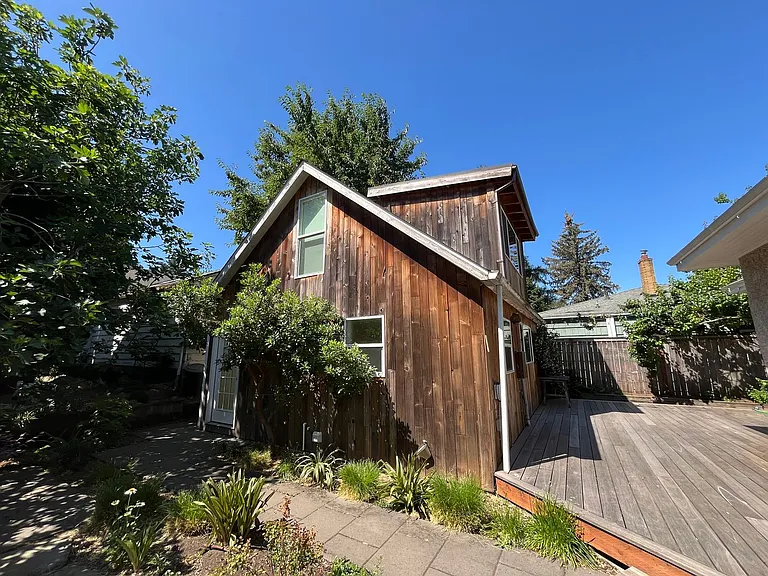 64 NE Stafford St #B — Photo 2