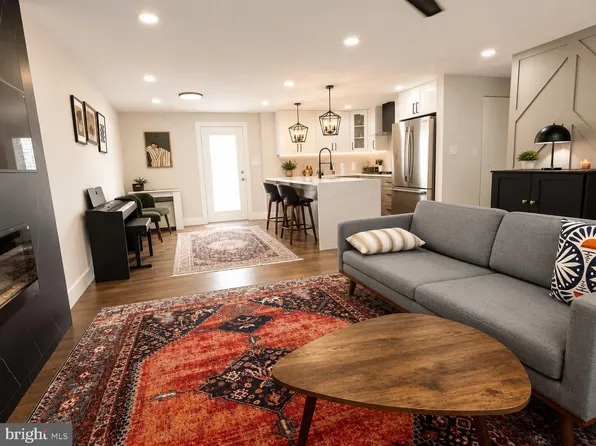 8107 Brown Ct, Alexandria, VA 22306