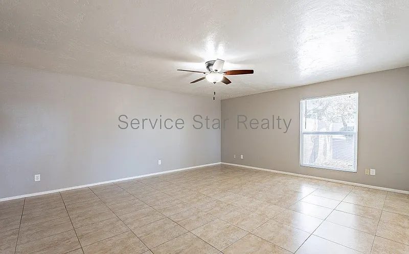 3 bed, 2.0 bath, 1369 sqft, $2,200 — Photo 3