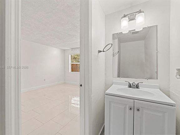 5th image of 1560 NE 151st St APT 103