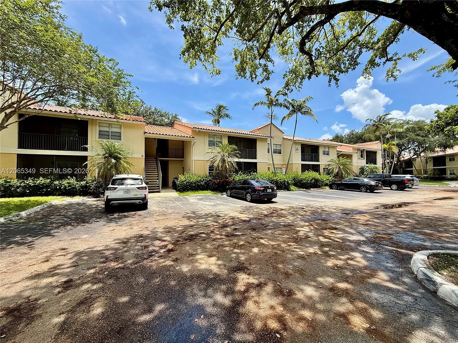 Royal Poinciana Condo — Photo 1
