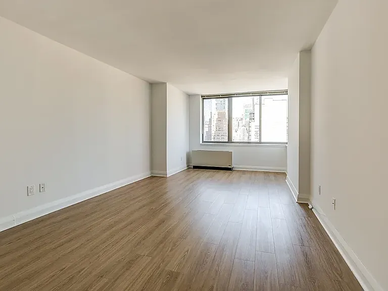 800 6th Ave #19-G — Photo 2