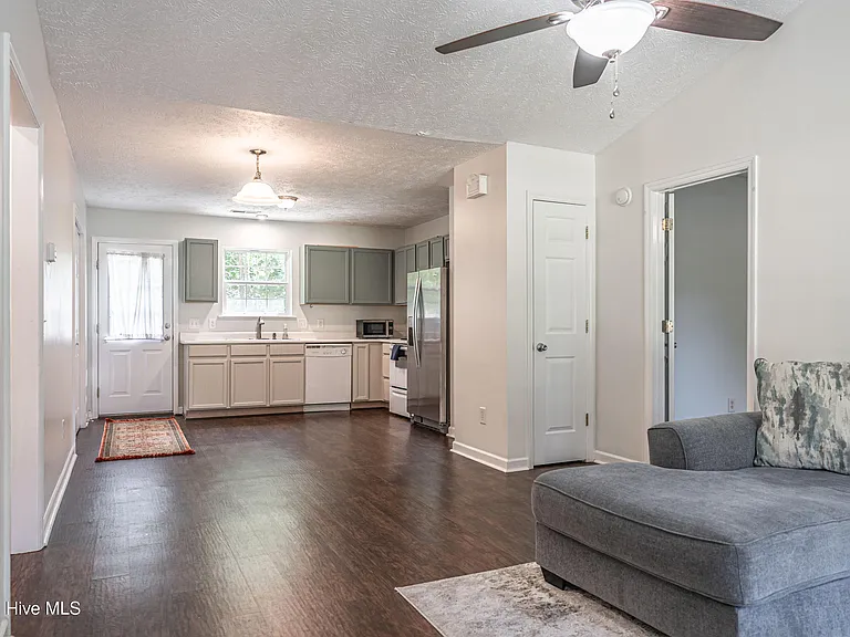 1215 W New Hampshire Ave — Photo 4