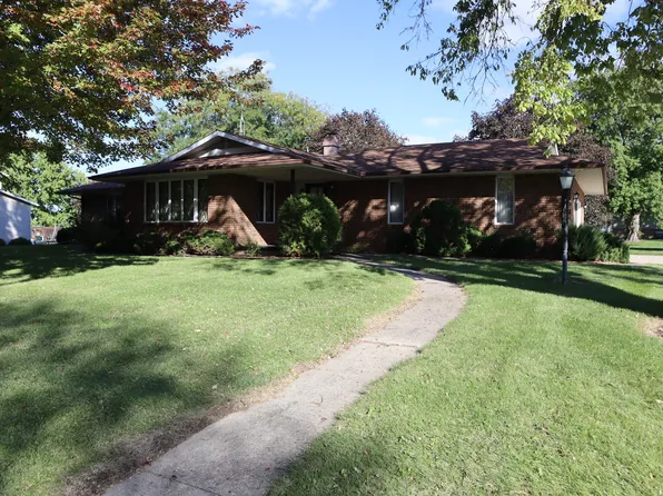 212 Walnut Grove Dr, Walnut, IL 61376