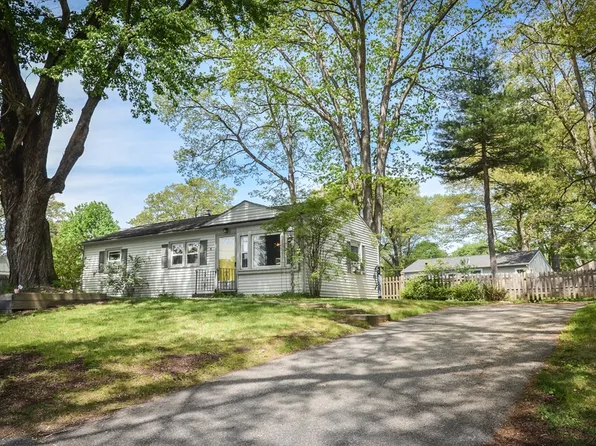4 Woodlawn St, Northborough, MA 01532