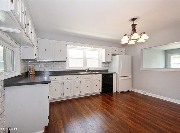 4th image of 8940 Sproat Ave