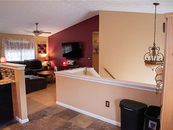 4th image of 46 Remington Farm Dr