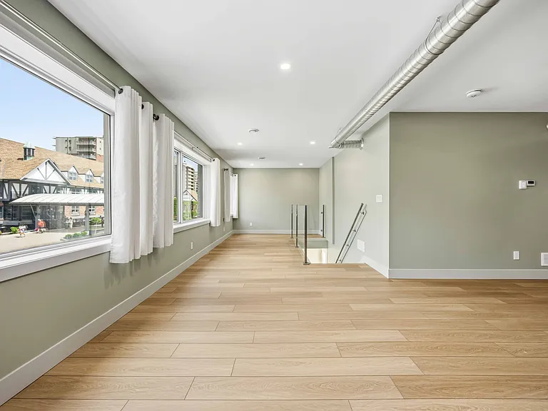 270 Christina St N #2 — Photo 6
