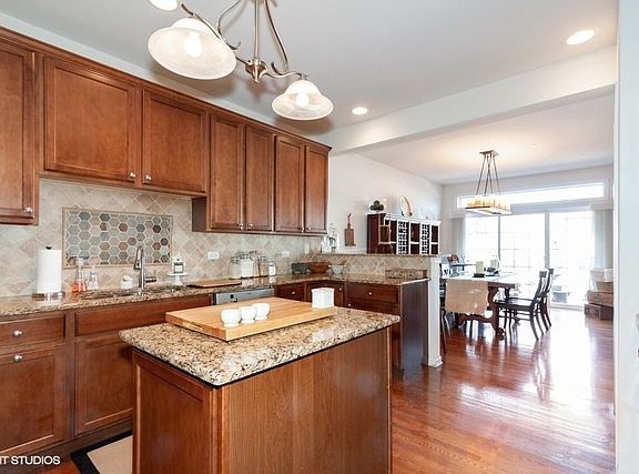 4th image of 1020 Hickory Dr