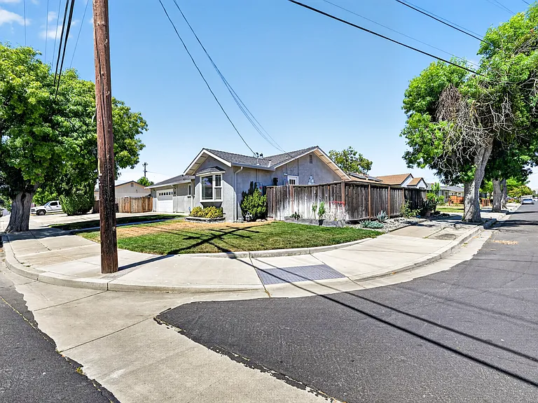 488 Jensen St — Photo 5