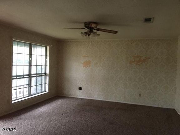 3rd image of 1629 Victoria Dr