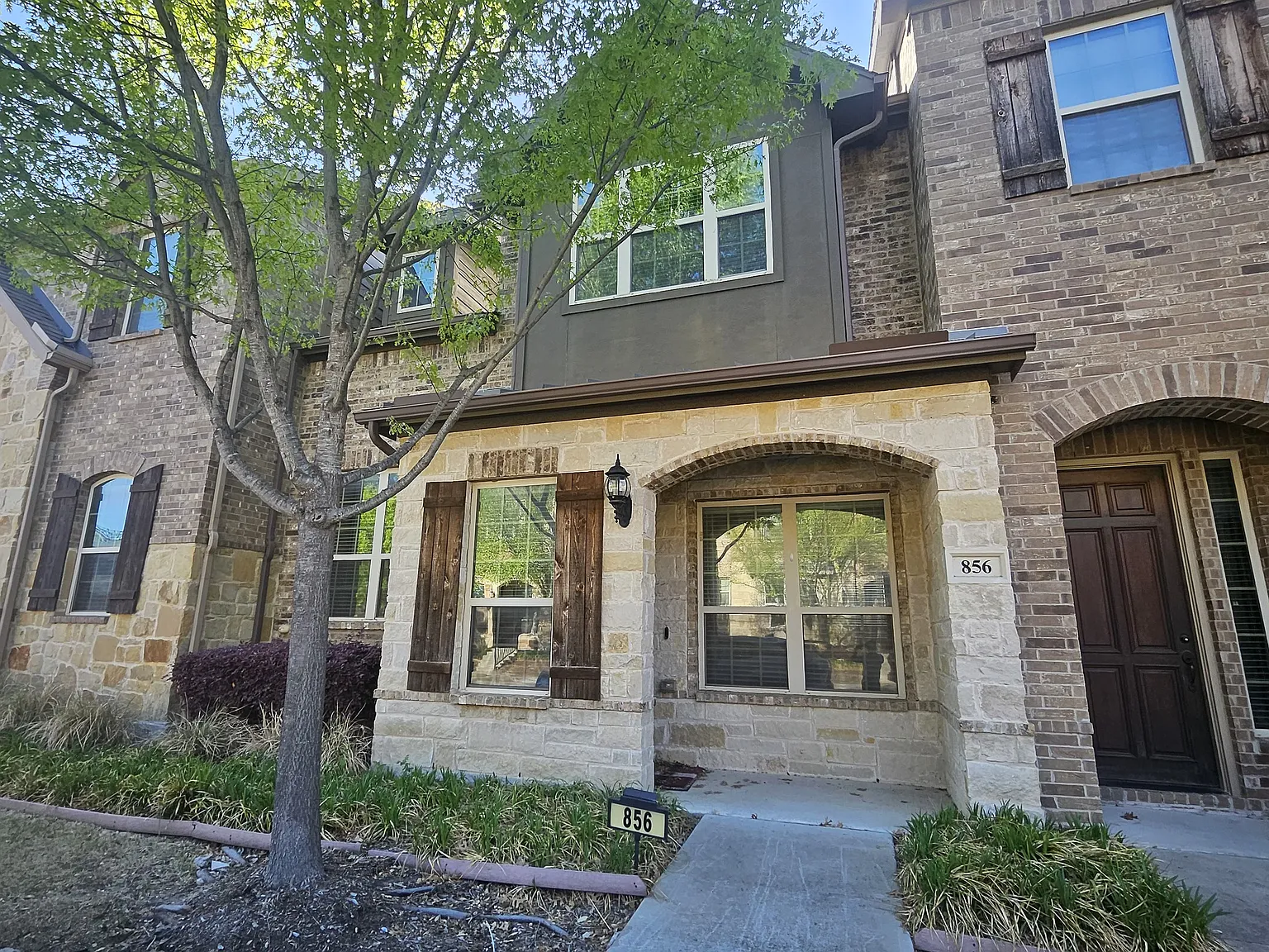 Cozy Meets Convenience Stunning Lease Opportunity — Photo 3