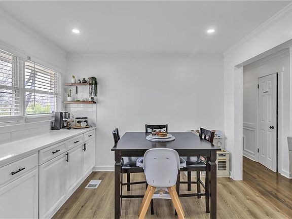 5th image of 1063 Mountain View Rd NW