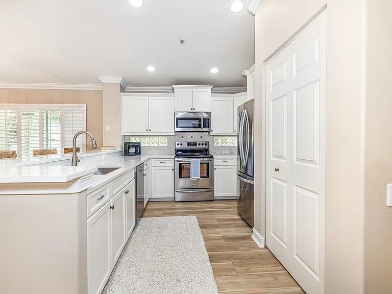 975 Tarpon Cove Dr #204 — Photo 17