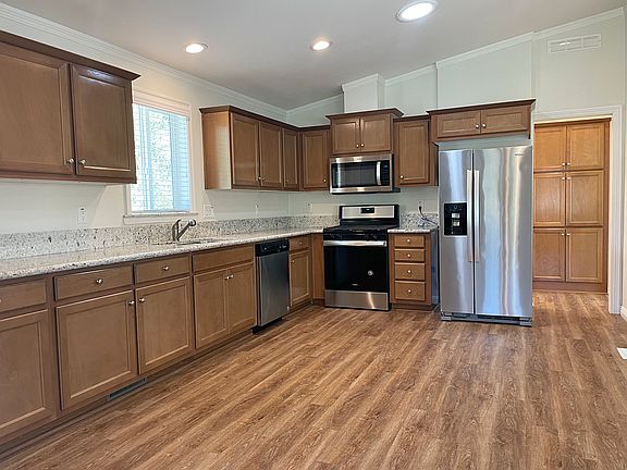 5th image of 2081 El Monte Dr #B