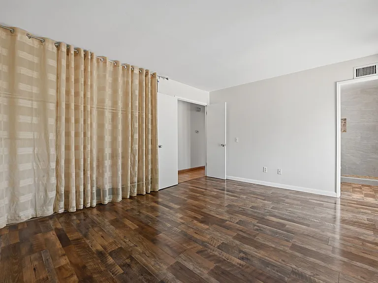 1712 Greentree Rd — Photo 17