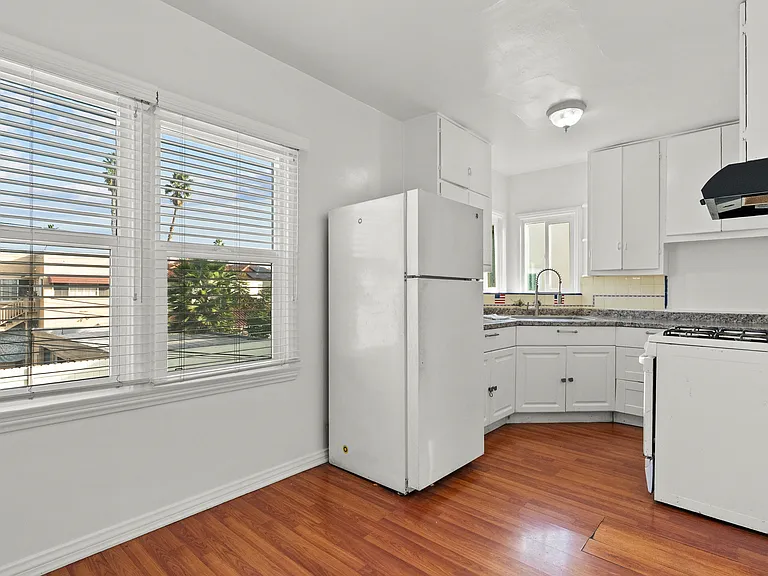 1322 S Van Ness Ave #4 — Photo 7