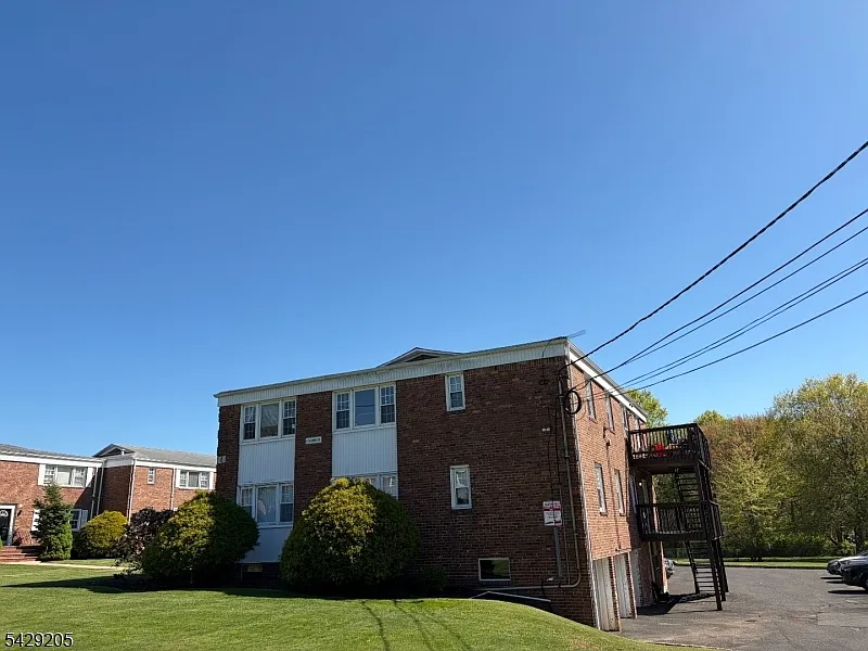 6 Columbia Dr #1A