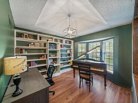 4th image of 805 SE 16th St