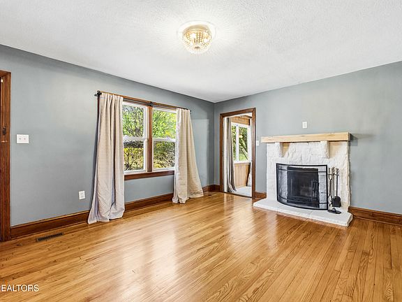 3rd image of 5102 E Sunset Rd