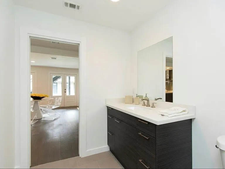 1410 Hyde Park Blvd #105 — Photo 8
