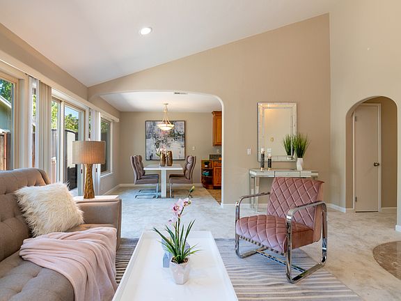 3rd image of 589 Latimer Cir