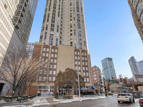 645 N Kingsbury St APT 1801, Chicago, IL 60654
