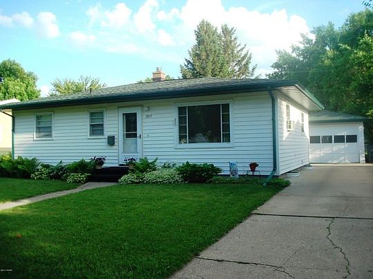 1st image of 1917 10th Ave N