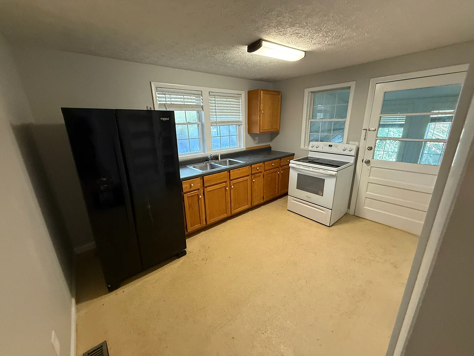 1 bed, 900 sqft, $1,350 — Photo 4