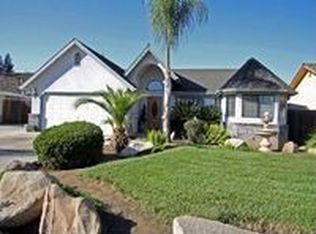 1069 E Sequoia Dr, Dinuba, CA 93618