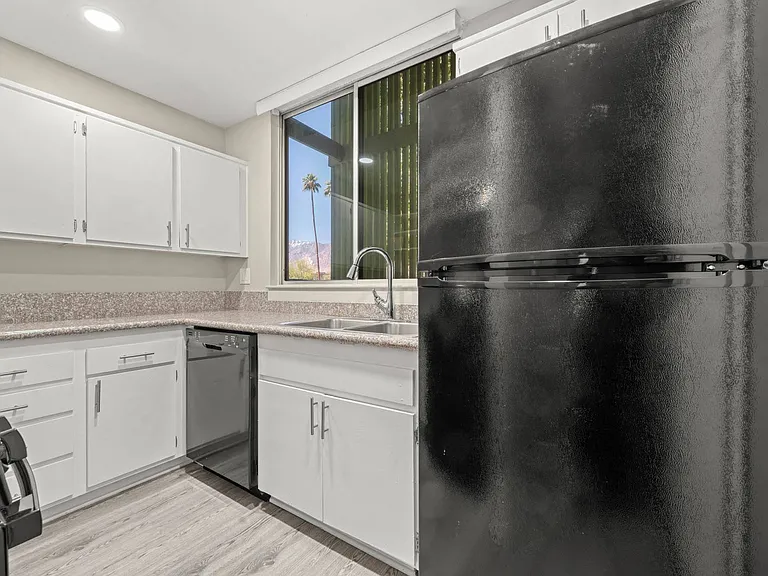 Tahquitz Court — Photo 16