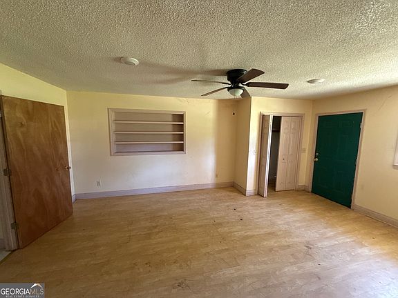 4th image of 2109 N Maple Dr