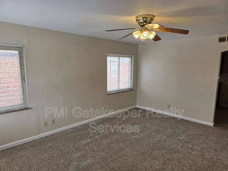 2 bed, 1.0 bath, 750 sqft, $850 — Photo 2