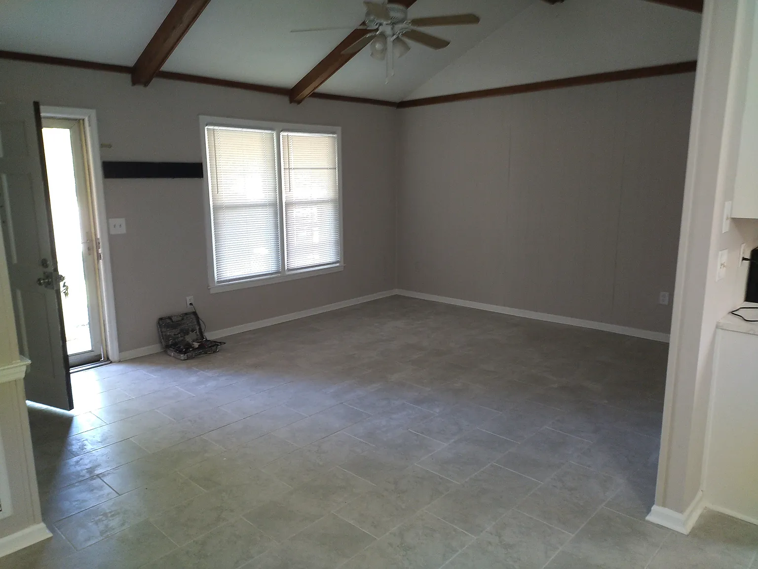 3 bed, 1.5 bath, 1008 sqft, $2,100 — Photo 2