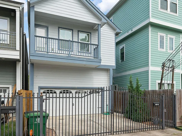 206 Burr St #A — Photo 2