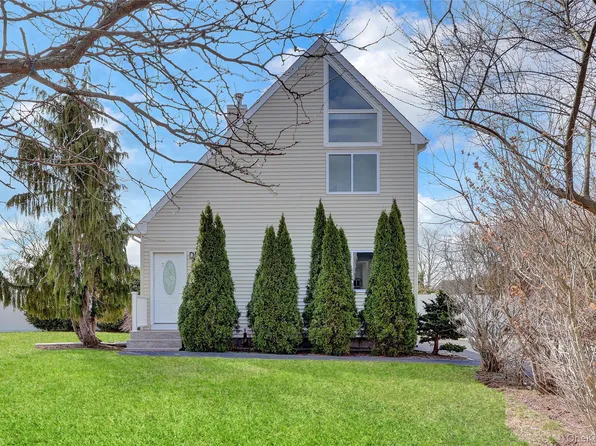 7 Roan Lane, Riverhead, NY 11901