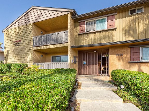 1910 Broadway St Oceanside CA-SeaLofts Gated Entry Walkway
