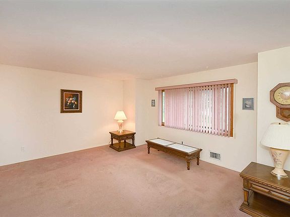5th image of 49 Circle Dr N
