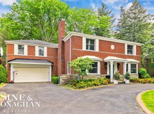 565 Lochmoor Blvd, Grosse Pointe Woods, MI 48236
