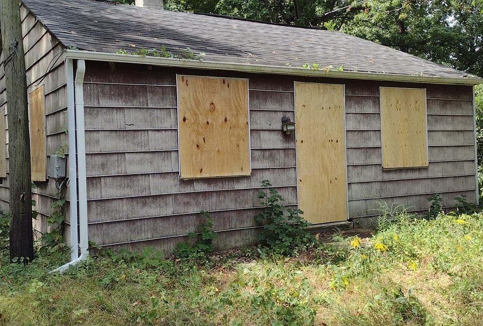 1st image of 704 Grantham Ln
