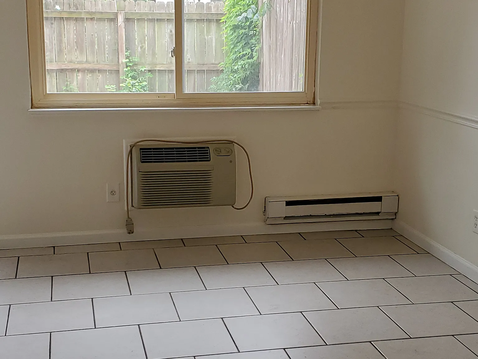 3 bed, 1.5 bath, 1254 sqft, $1,400 — Photo 2